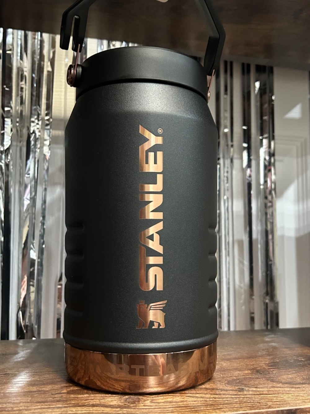 Messi x Stanley IceFlow Flip Straw Jug | 64 OZ - Messi GOAT Black - Picture 3 of 4